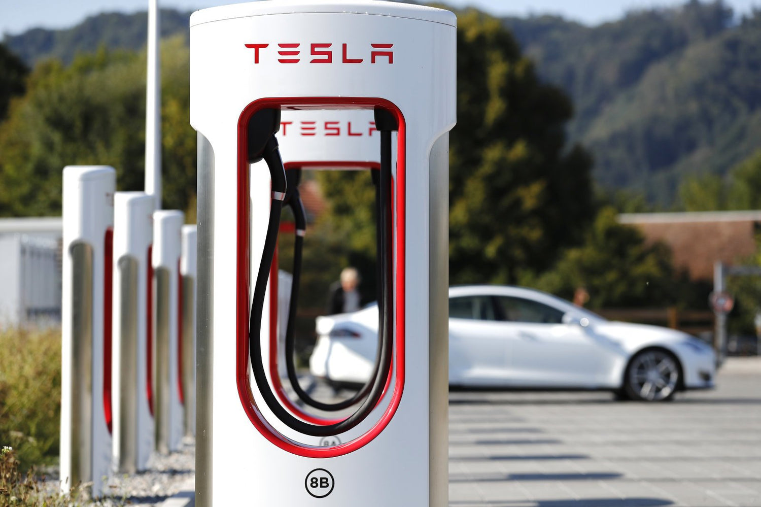 Tesla includes third-party charging stations in car navigation