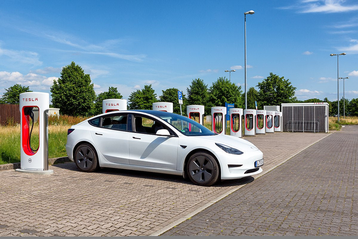 Unsupported Tesla Cars of Ukrainian Owners Can Now Charge Freely on Superchargers in Countries Bordering Ukraine
