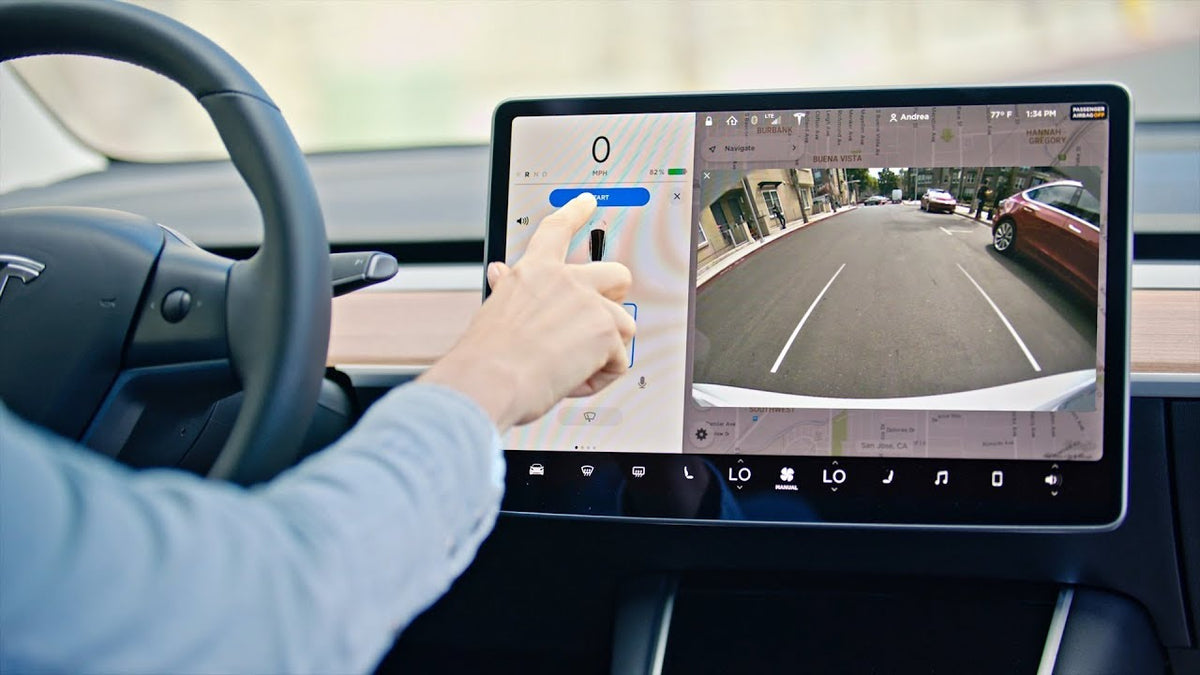 Tesla Autos können Autopilot Seitenkameras verwenden, um blinde Flecke