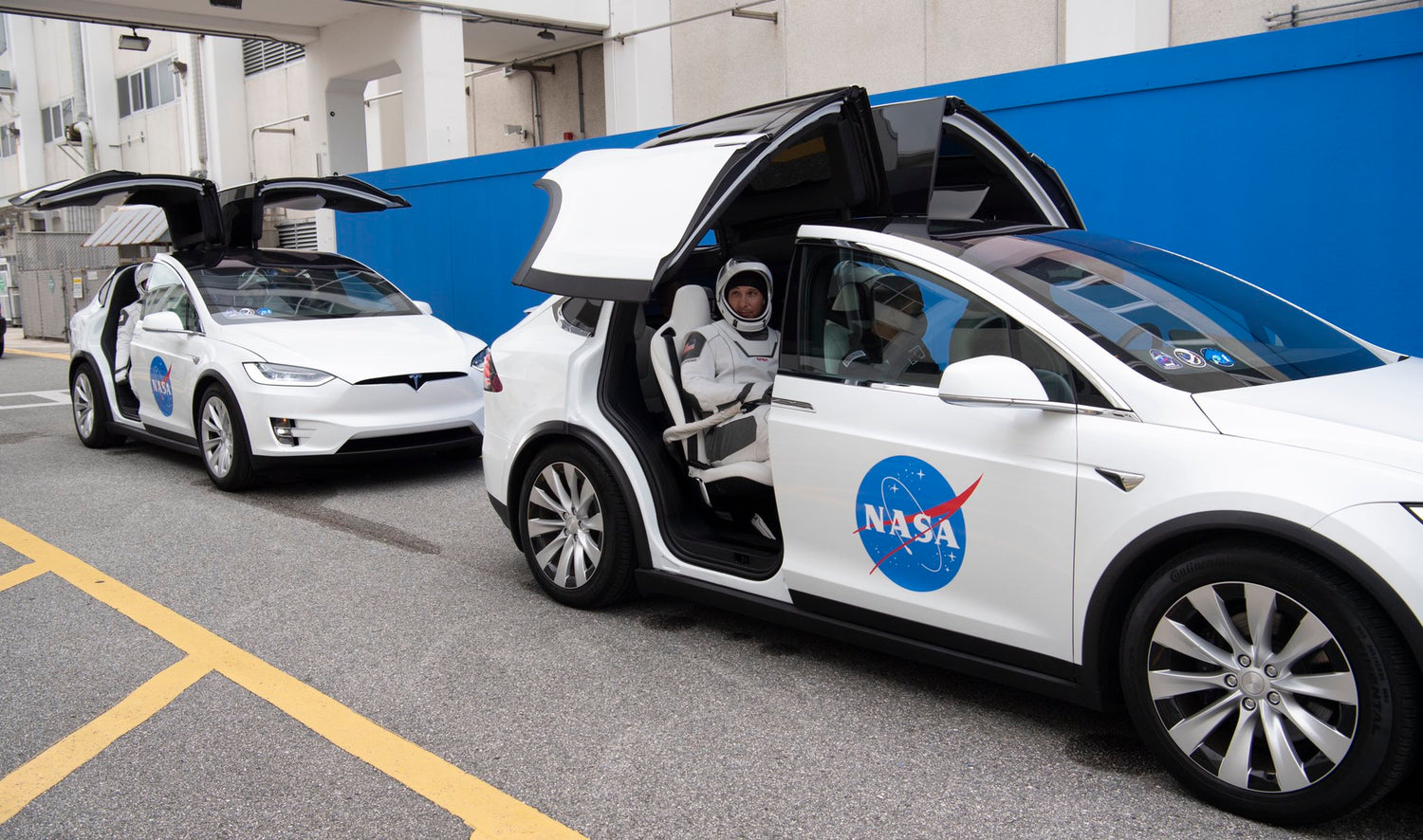 Tesla Doesn't Pay to Advertise Because it Doesn't Need to, Model X Escorts SpaceX Astronauts Readying for 11/15 Launch