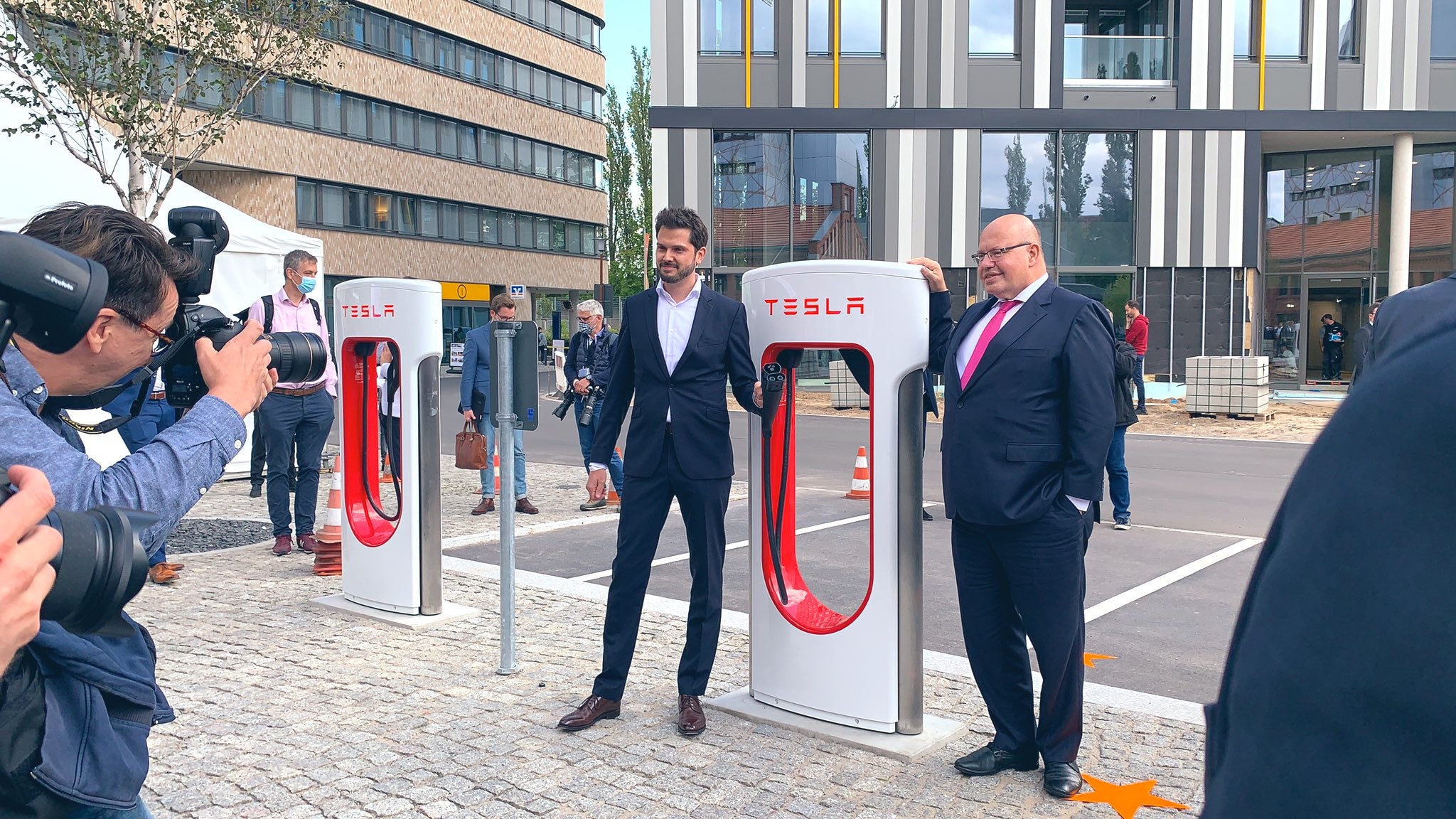 Minister Shows Support for 1st Tesla German V3 Supercharger Opening Event, More Cities Soon