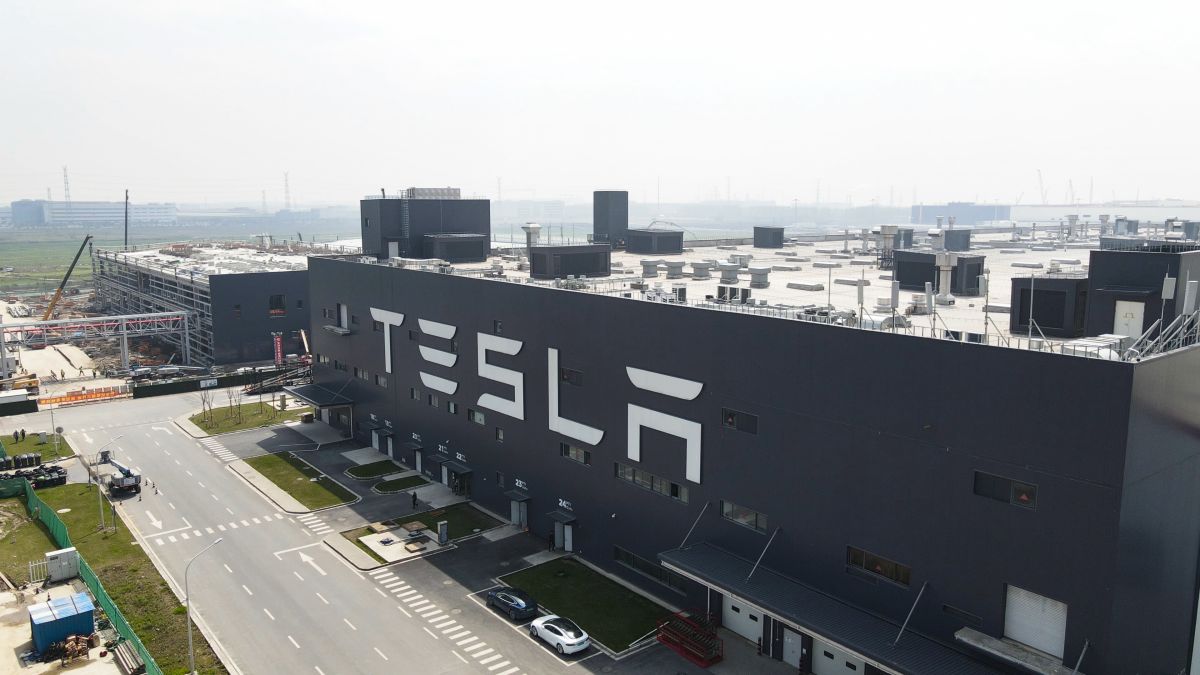Tesla China Hires Hundreds of Employees as Company Grows