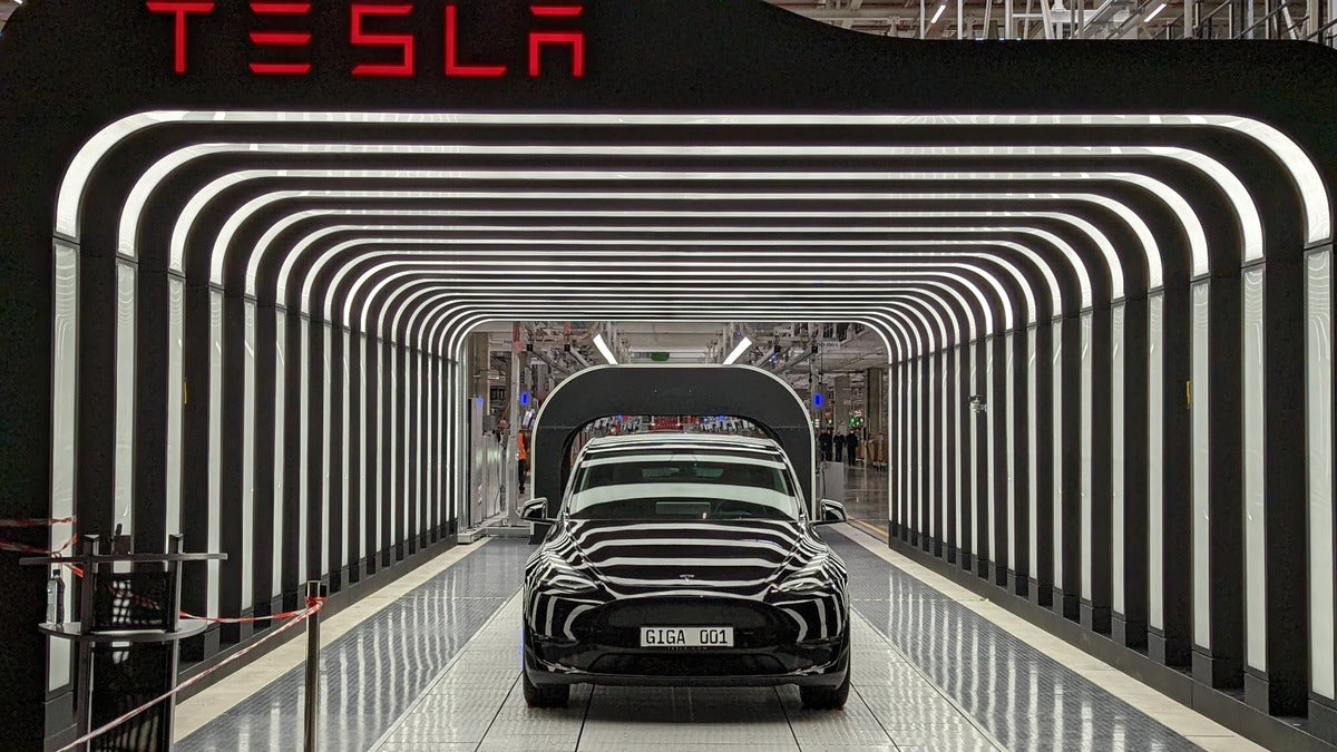 Elon Musk Inaugurates Tesla Giga Berlin & Delivers First Model Ys Accompanied by His Dance