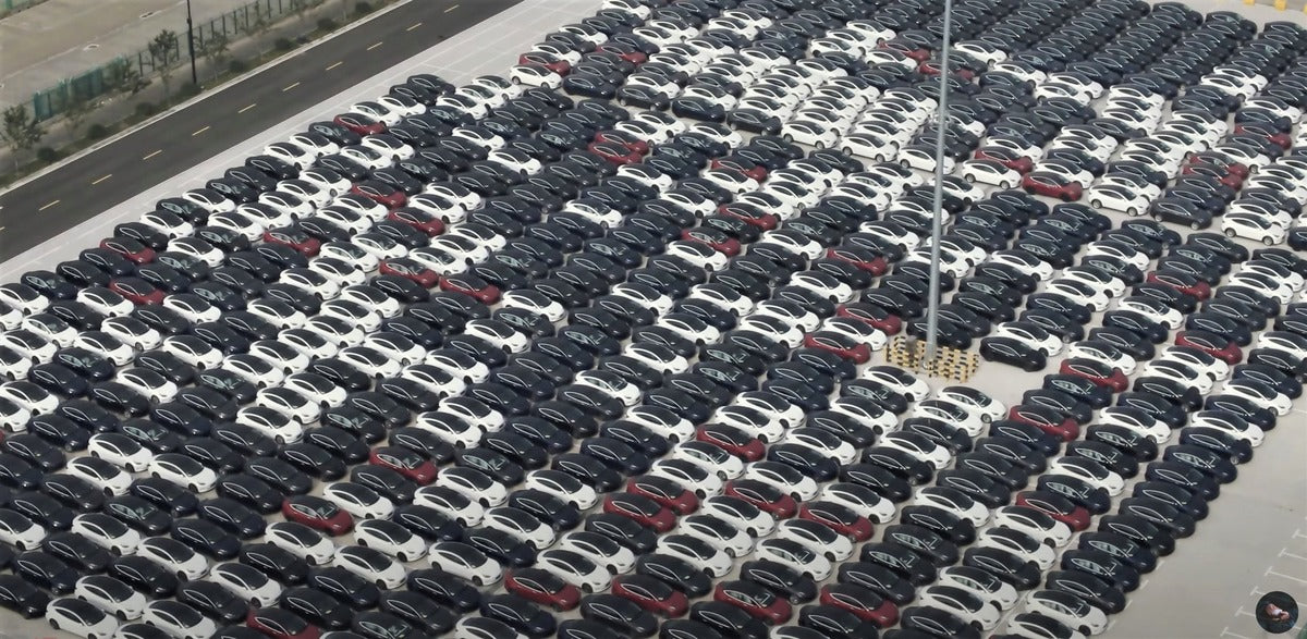 Tesla Giga Shanghai in Plaid Mode: Thousands of Vehicles Ready to Ship