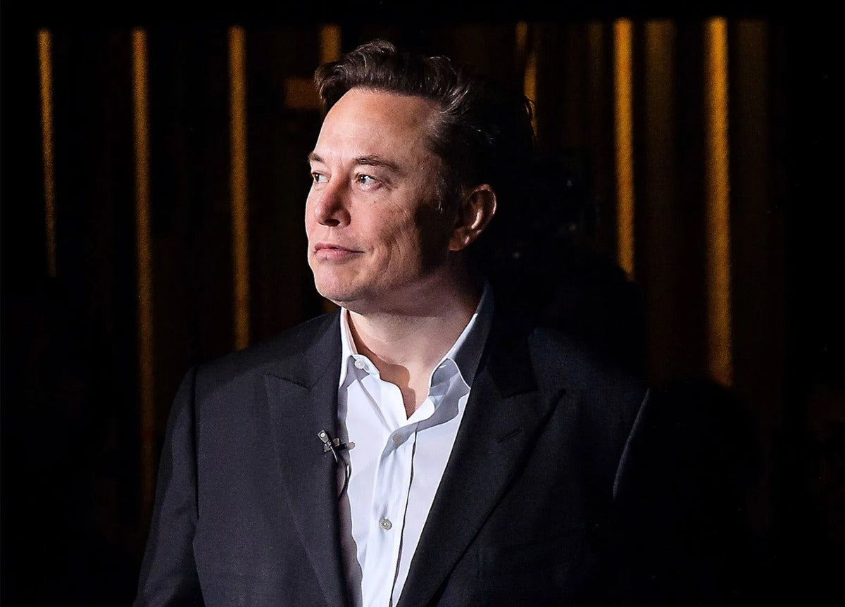 Elon Musk Dissolves Twitter Board & Becomes the Sole Director