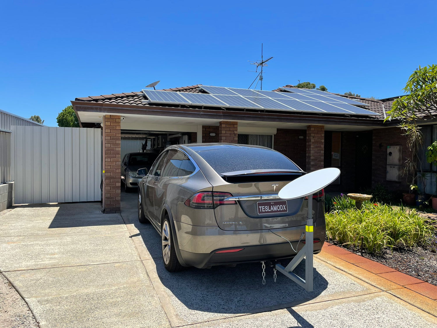 SpaceX Starlink User Mounts Dish Antenna On Tesla Model X, Receives High-Speed Internet Of 200Mbps While Driving