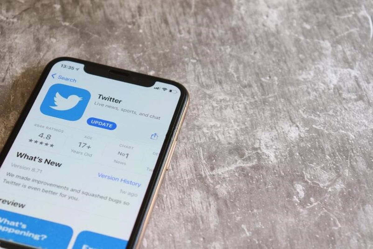 Apple  Back in Spotlight over Non-Transparent Policies & Threats to Remove Twitter from App Store after Acquired by Elon Musk