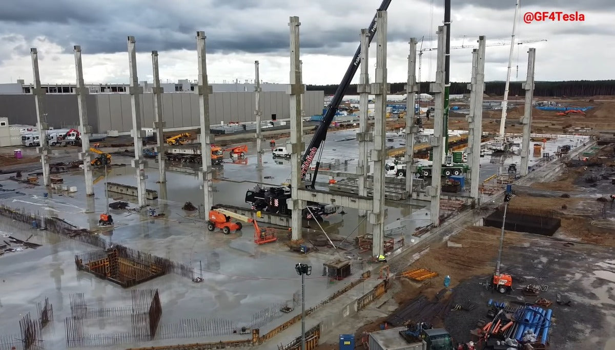 Tesla Battery Factory at Giga Berlin Continues to Grow: The First Cross Beam Has Been Installed