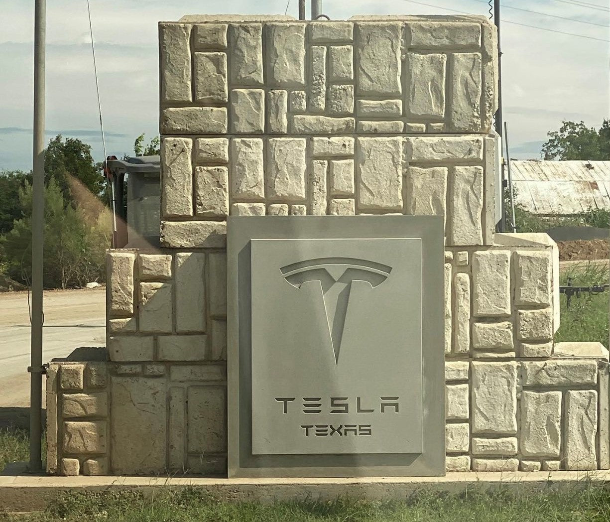 Elon Musk Updates Tesla Giga Texas Plan: “Internal Semi Truck Roads Inside A Giant Monolithic Building”