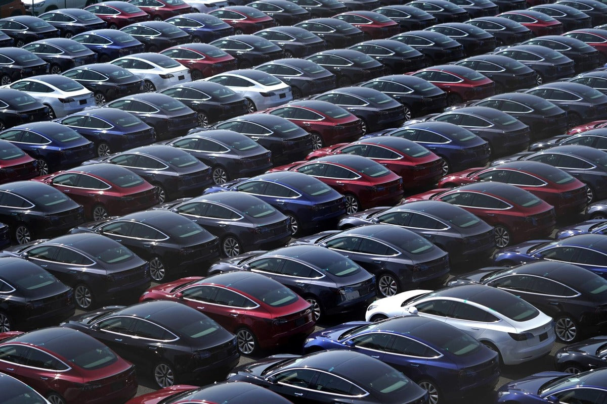 Tesla TSLA Gets $250 PT from Deutsche Bank as its Car Price Cuts Is a “bold offensive” Move