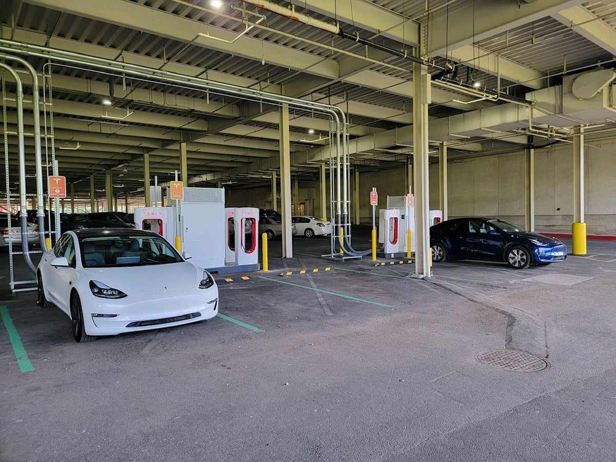 Tesla Now Has Superchargers in All 50 US States, as 1st Public Supercharger in Hawaii Goes Live