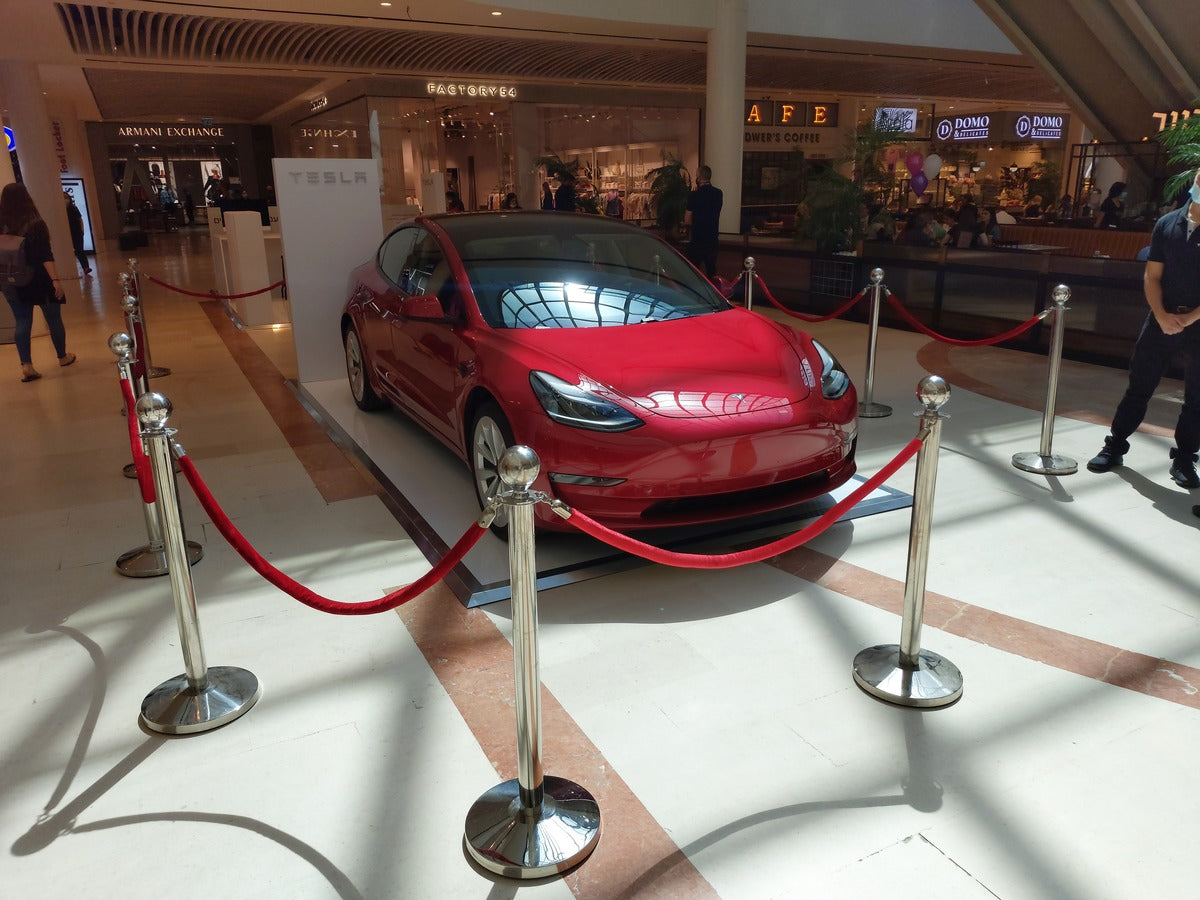 Tesla Opens its First Pop-Up Store in Israel, Showcases Model 3