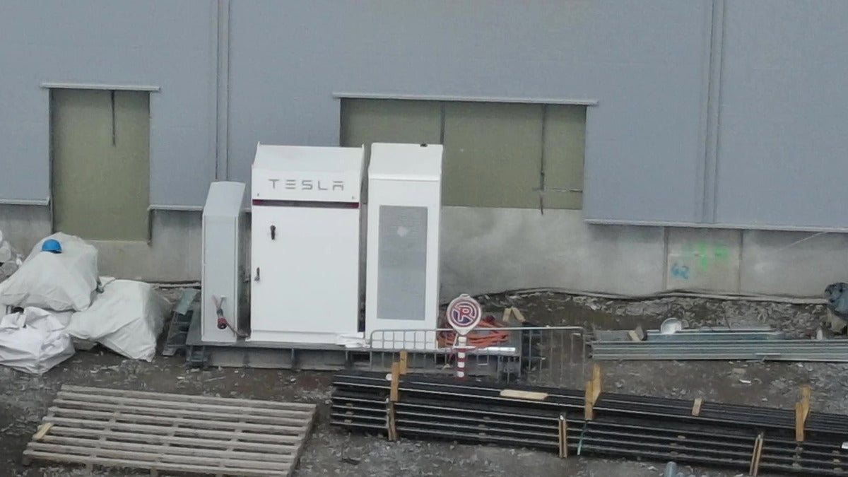 Tesla Powerpack Spotted at Giga Berlin, Hinting at Plant’s Broader Sustainability Goals