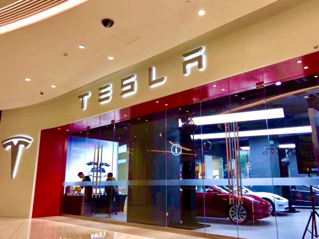 Who benefits from closing Tesla's offline stores?