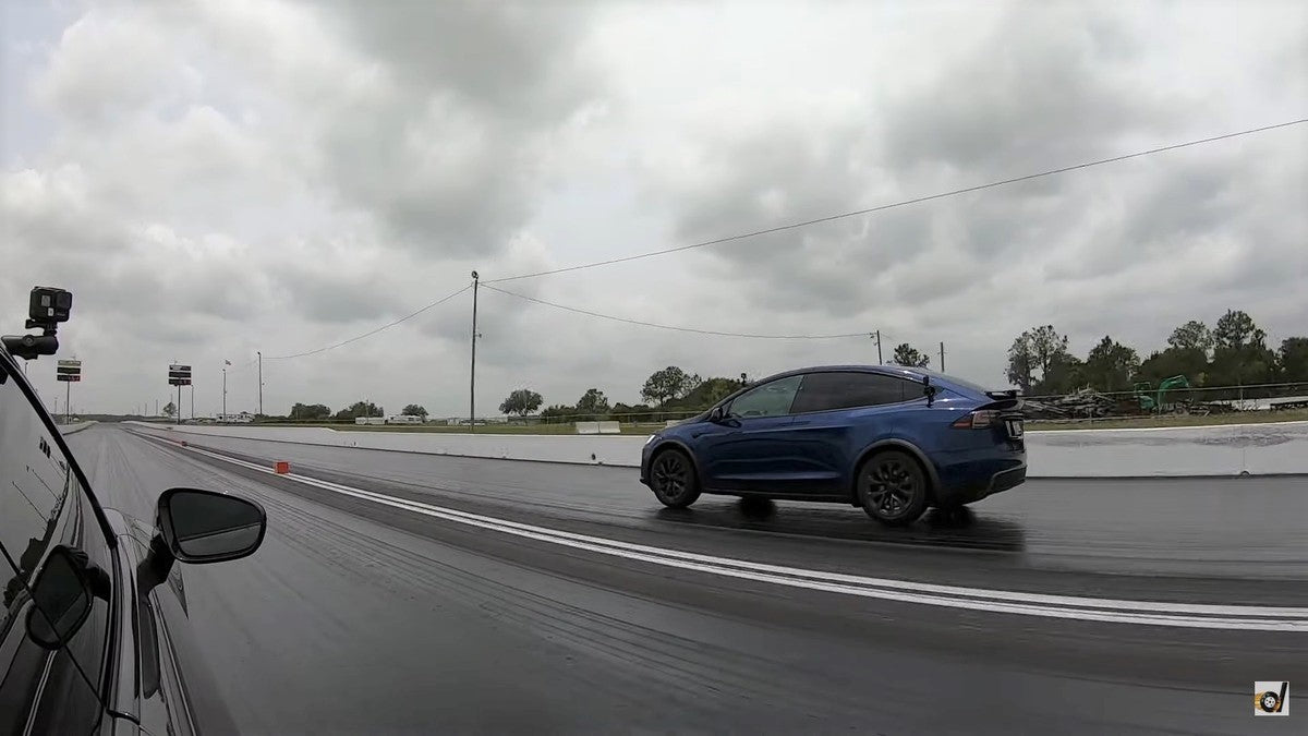Tesla Model X Plaid Loaded with 6 People Still Beats Porsche 992 Turbo S in 1/4 Mile