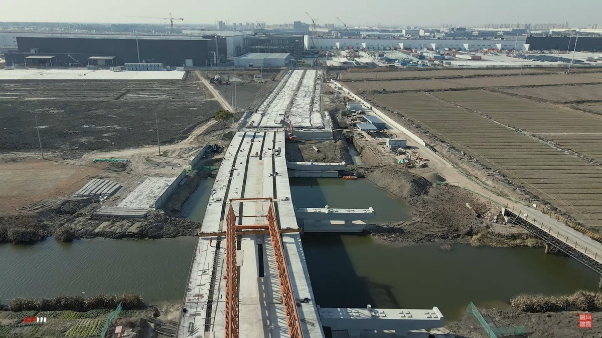 Tesla Giga Shanghai: A Bridge & Road Are Being Built while Factory Expansion Advances