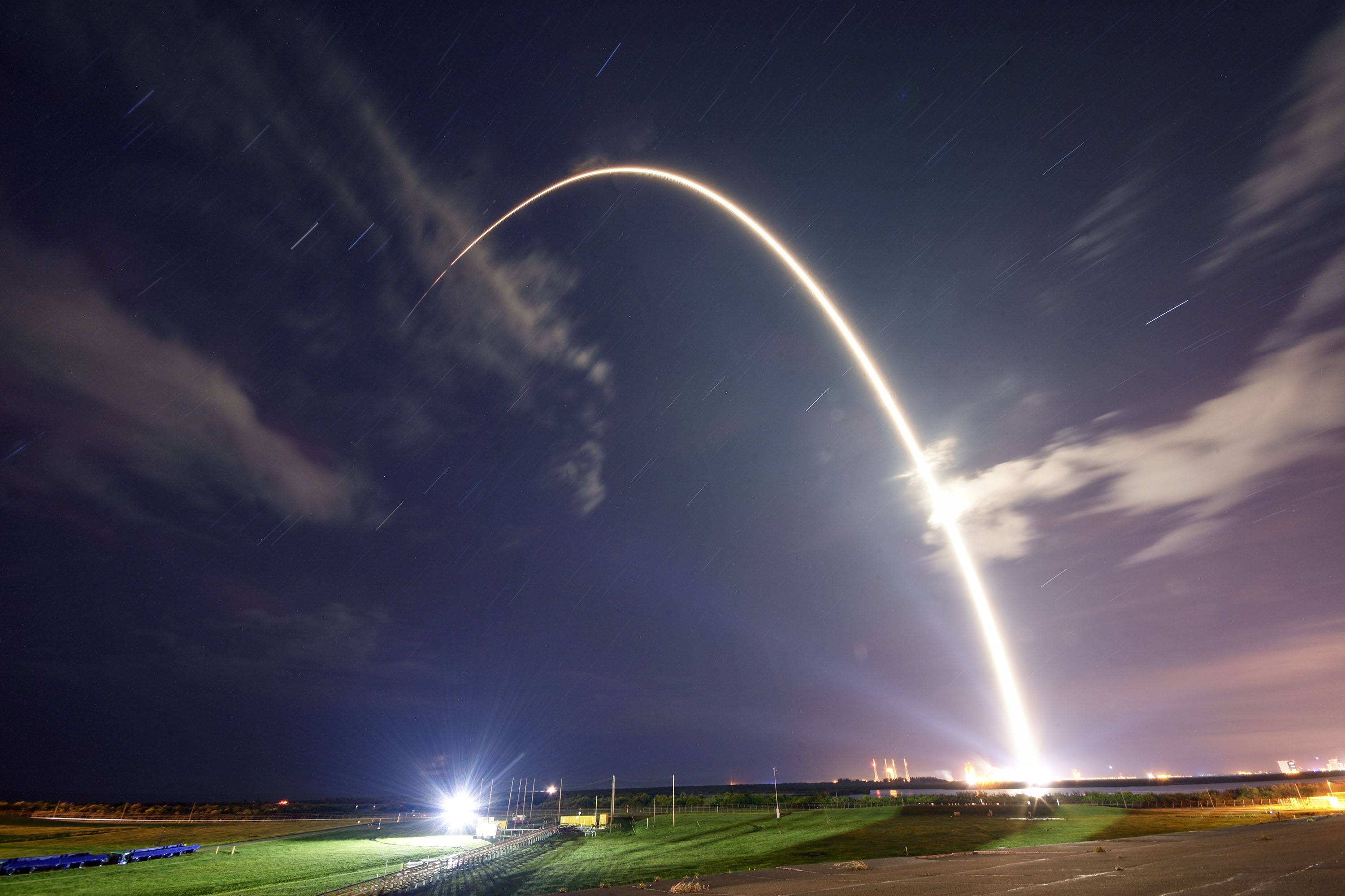 SpaceX is ready to deploy more Internet-beaming Starlink satellites this week
