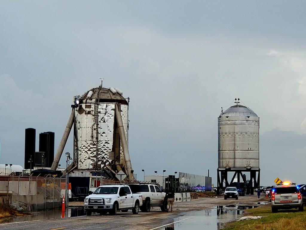 SpaceX teams transport Starship test tank to Boca Chica's launchpad