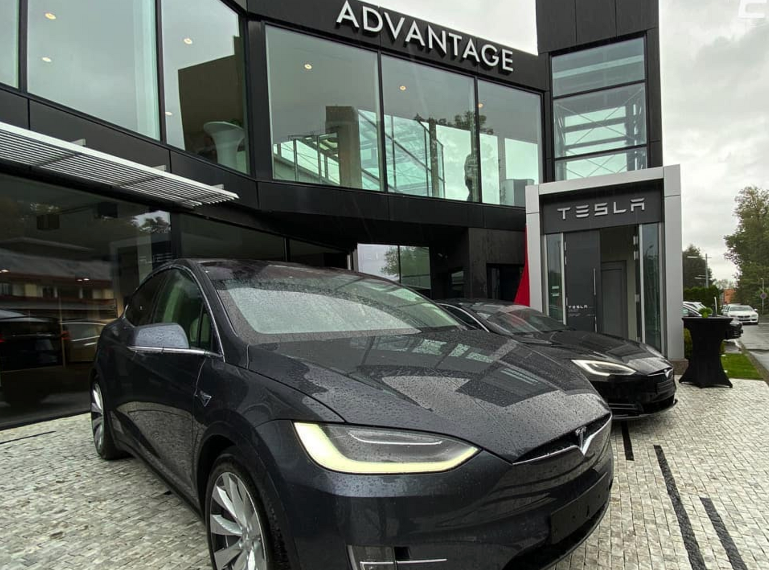 Tesla-vs-legacy-automakers