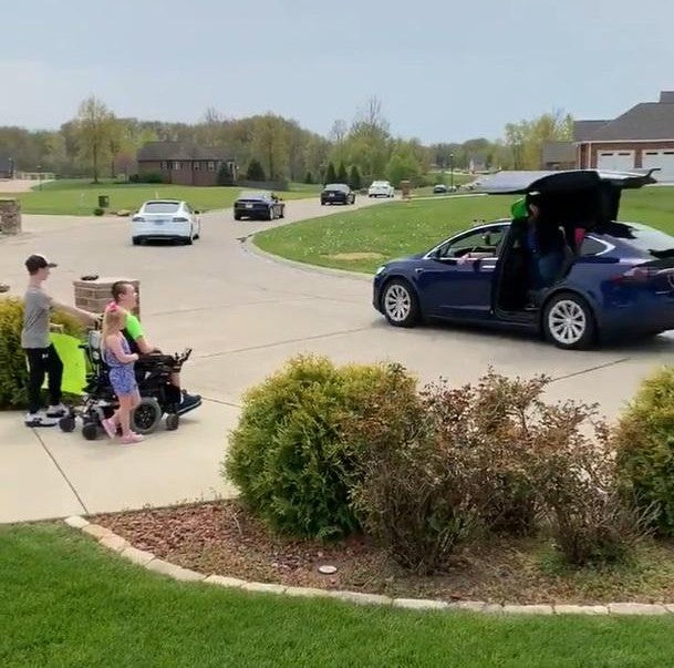 Tesla Owners Surprise Parade For Young Fan’s Birthday, Shows Love and Care During Pandemic